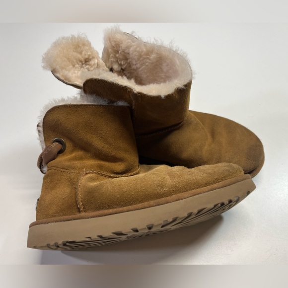Ugg Short Boots Chestnut Brown with Sparkly Tie into Bow Women’s Size 9